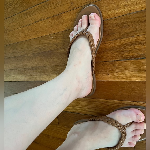 Billini Braided Flip Flops, Size 10, fits like a 9 - Picture 3 of 3